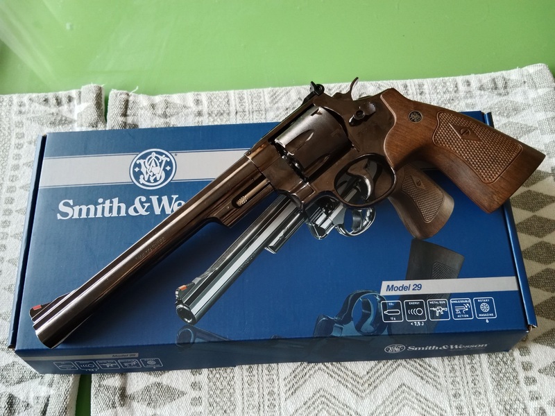 A real photo of Revolver M29 3/8 Inch Full Metal CO2 Smith & Wesson by Leonardo (2)
