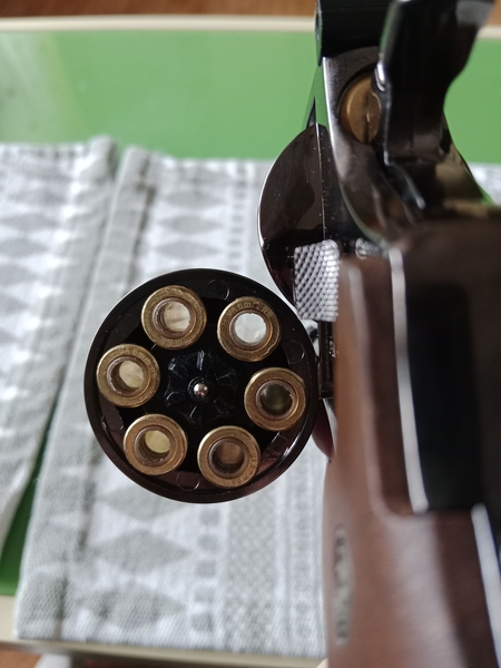 A real photo of Revolver M29 3/8 Inch Full Metal CO2 Smith & Wesson by Leonardo (1)
