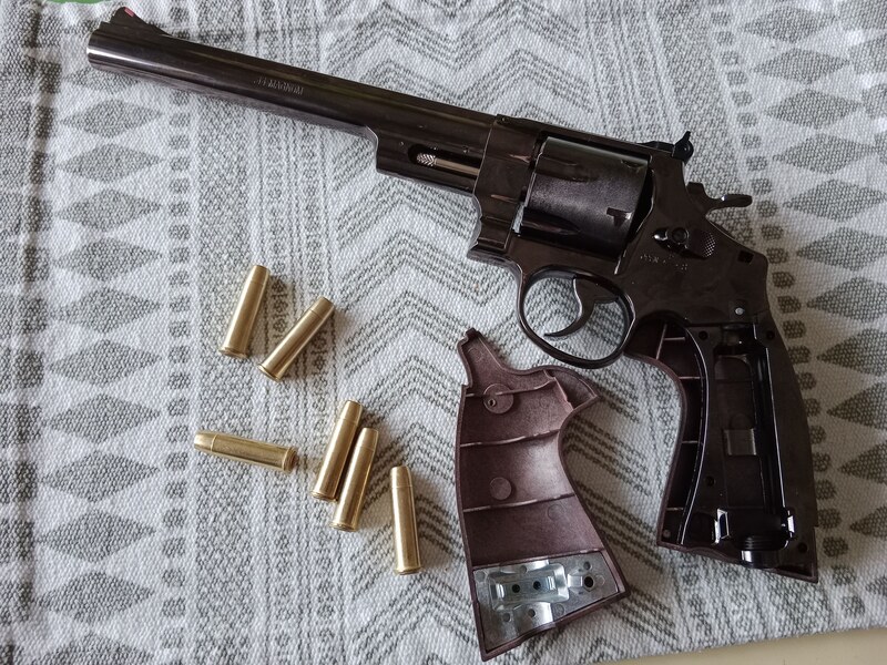 A real photo of Revolver M29 3/8 Inch Full Metal CO2 Smith & Wesson by Leonardo (5)