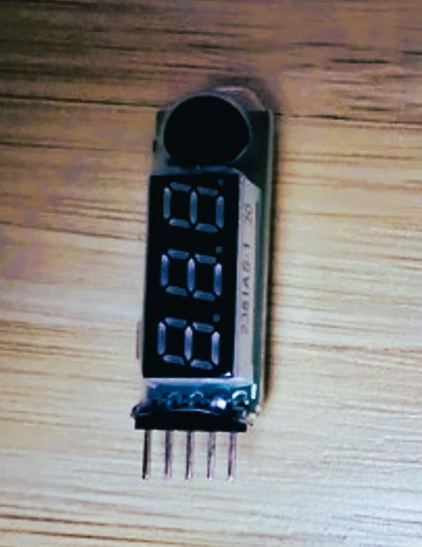 A real photo of LiPo alarm with digital display IPower by Max (4)