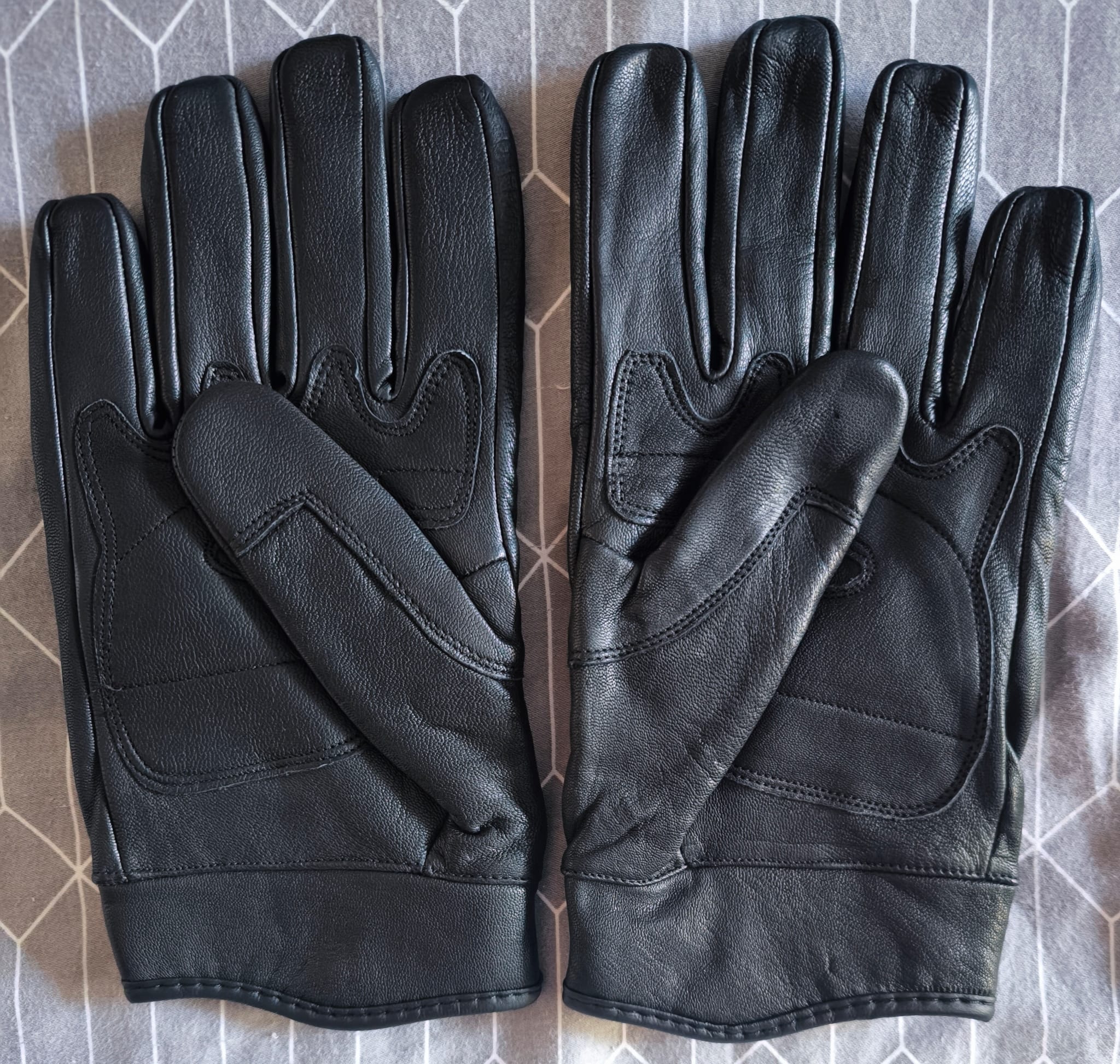 A real photo of Manusi tactice piele Mil-Tec XL by Cosmin (2)