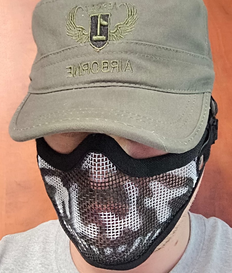 A real photo of Mask Stalker Specna Arms Black White by Solo (4)