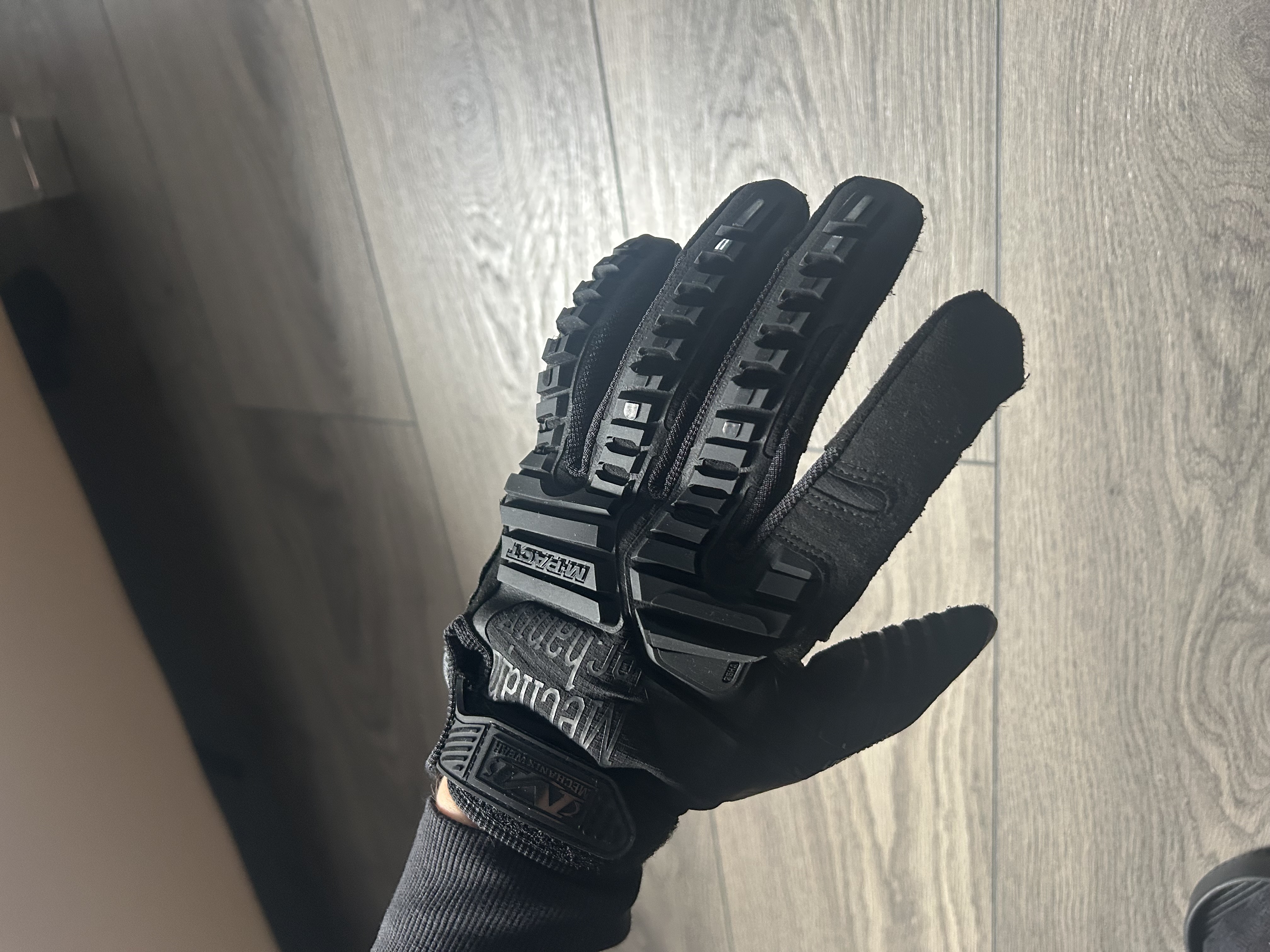 A real photo of Gloves Mechanix M-pact Black M by Japan (1)